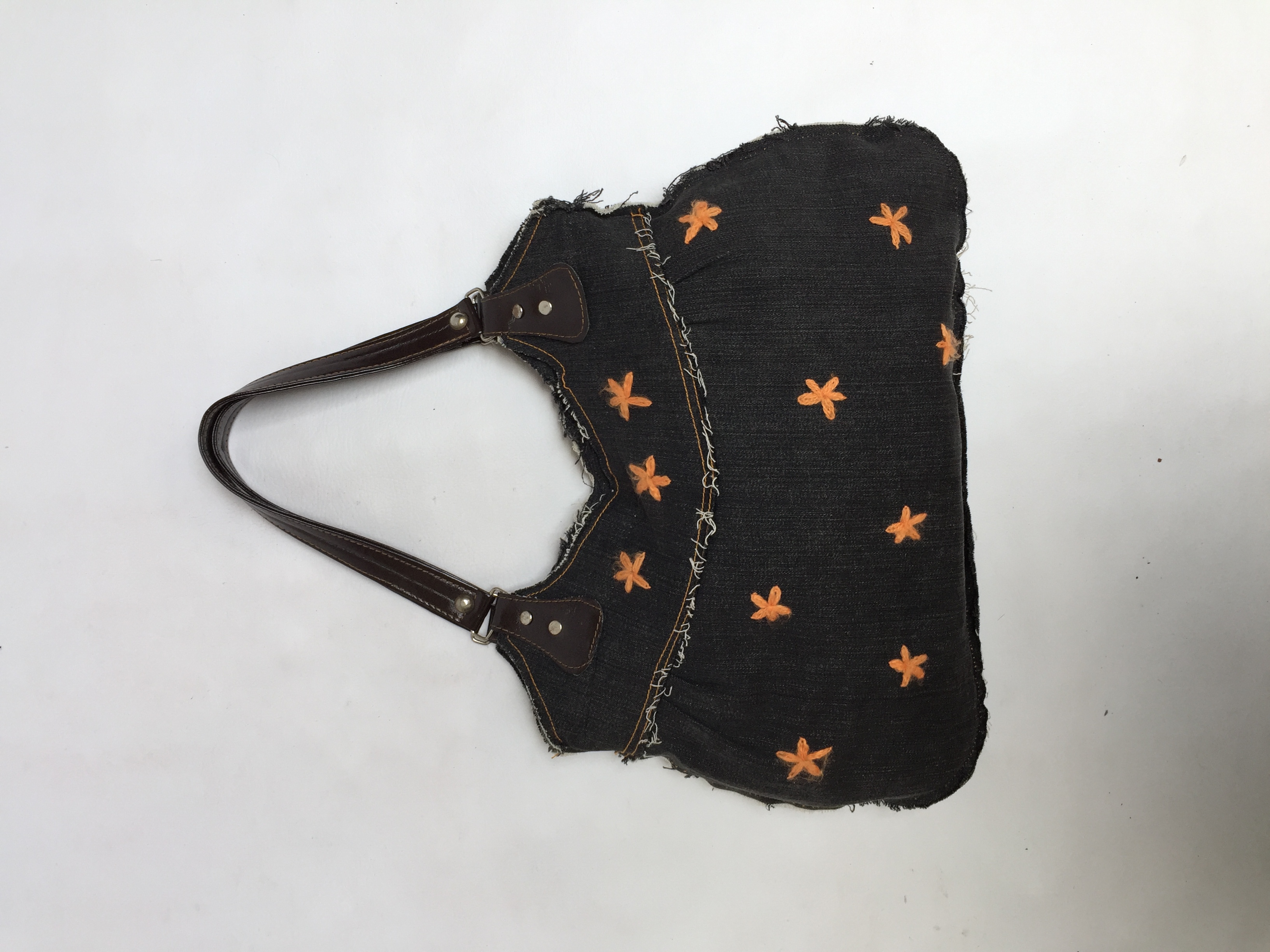 Bolso de jean con flores bordadas en lana naranja y bordes deshilachados, asas marrones y cierre negro, lleva forro. Estado: 9.5/10
Alto: 27 cm
Largo: 43 cm